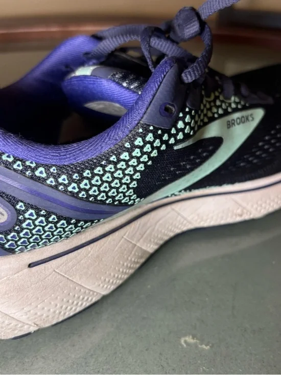 Brooks Women's Navy and Mint Lace-Up Running Sneakers - Picture 4 of 10